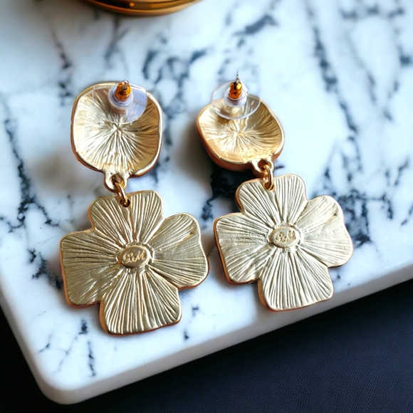 Fabulous Resin Intaglio Cameo Matte Cross Earrings - Picture 3 of 3